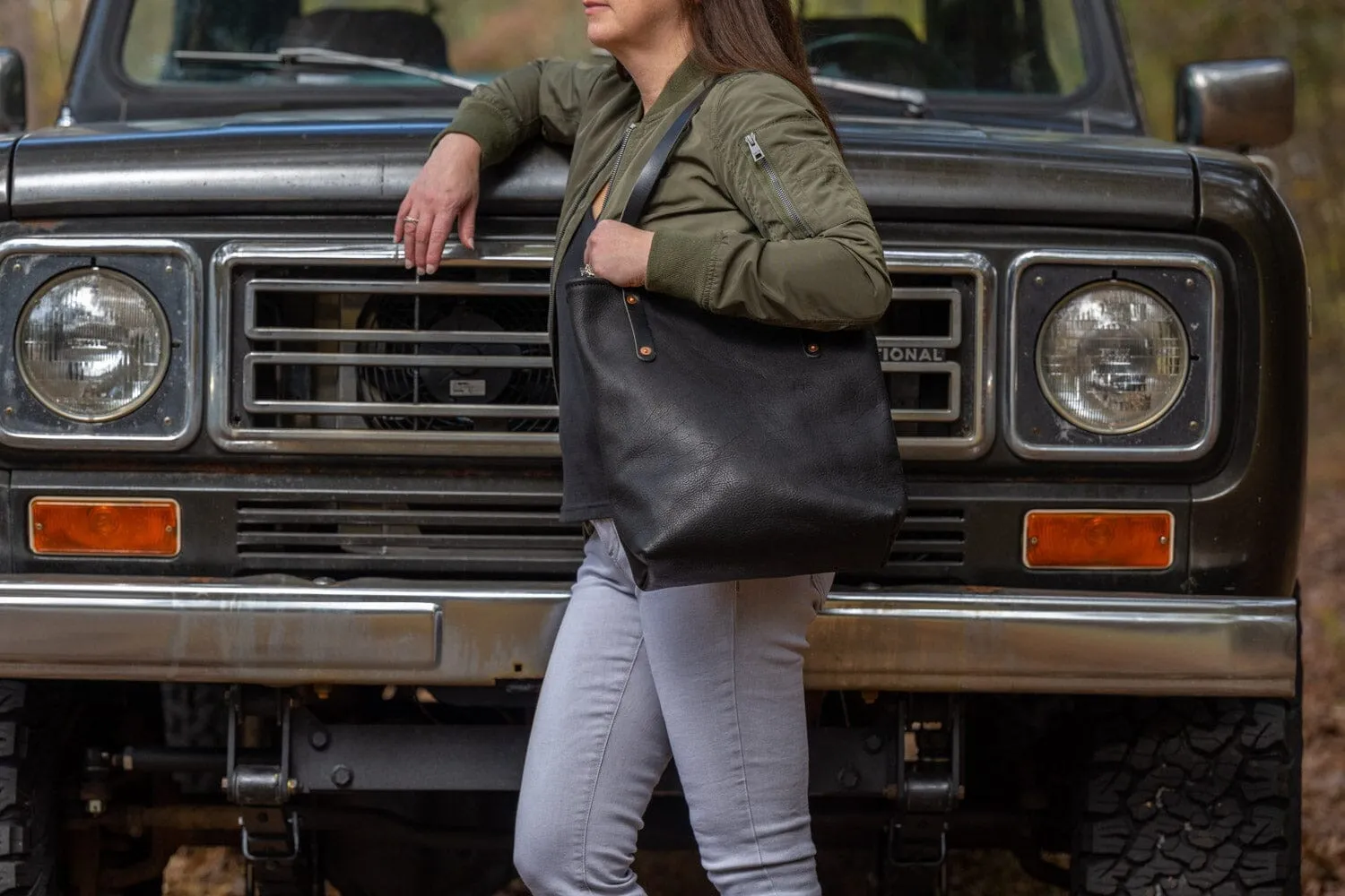 AVERY LEATHER TOTE BAG - SLIM MEDIUM - BLACK BISON