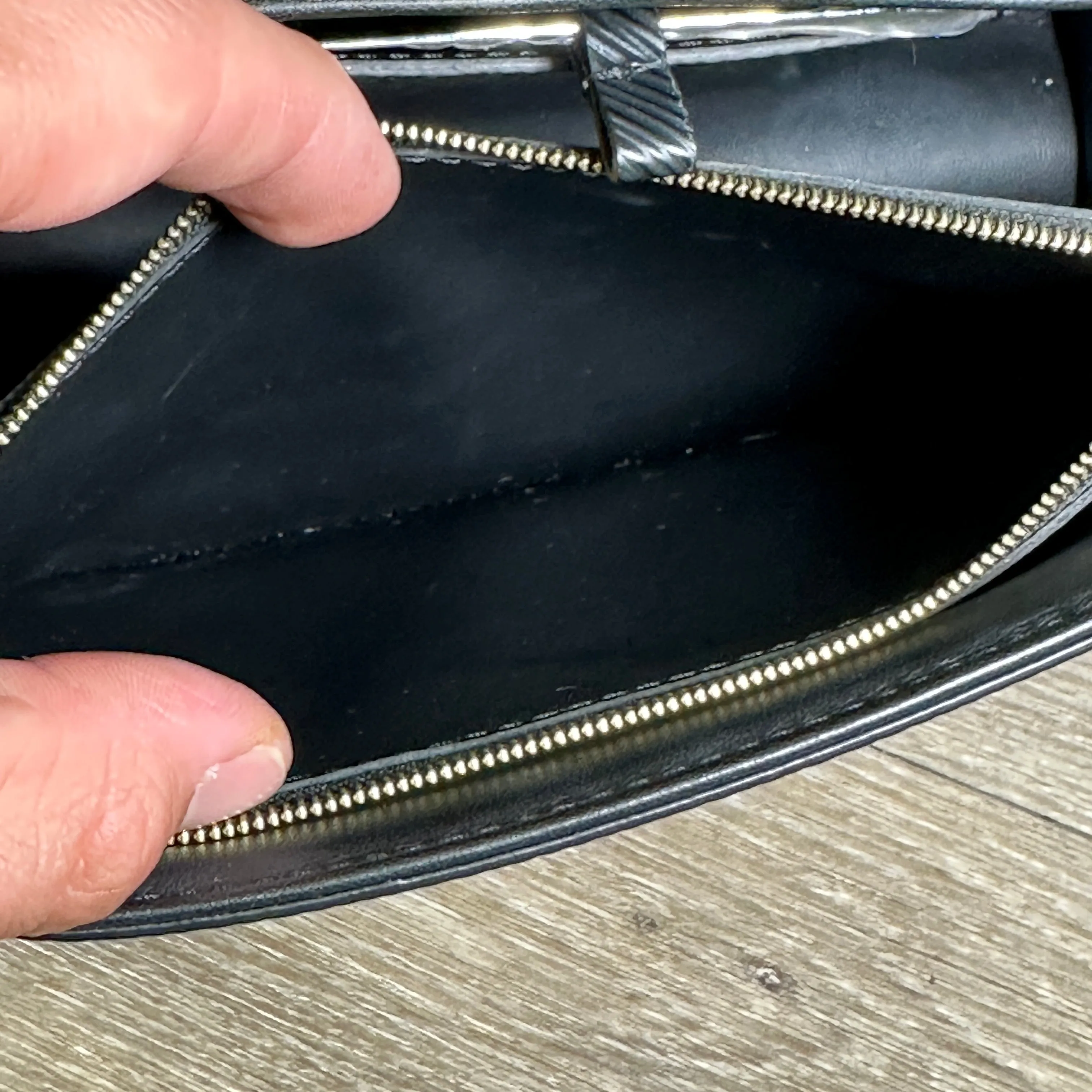 Louis Vuitton Twist MM - Epi Leather