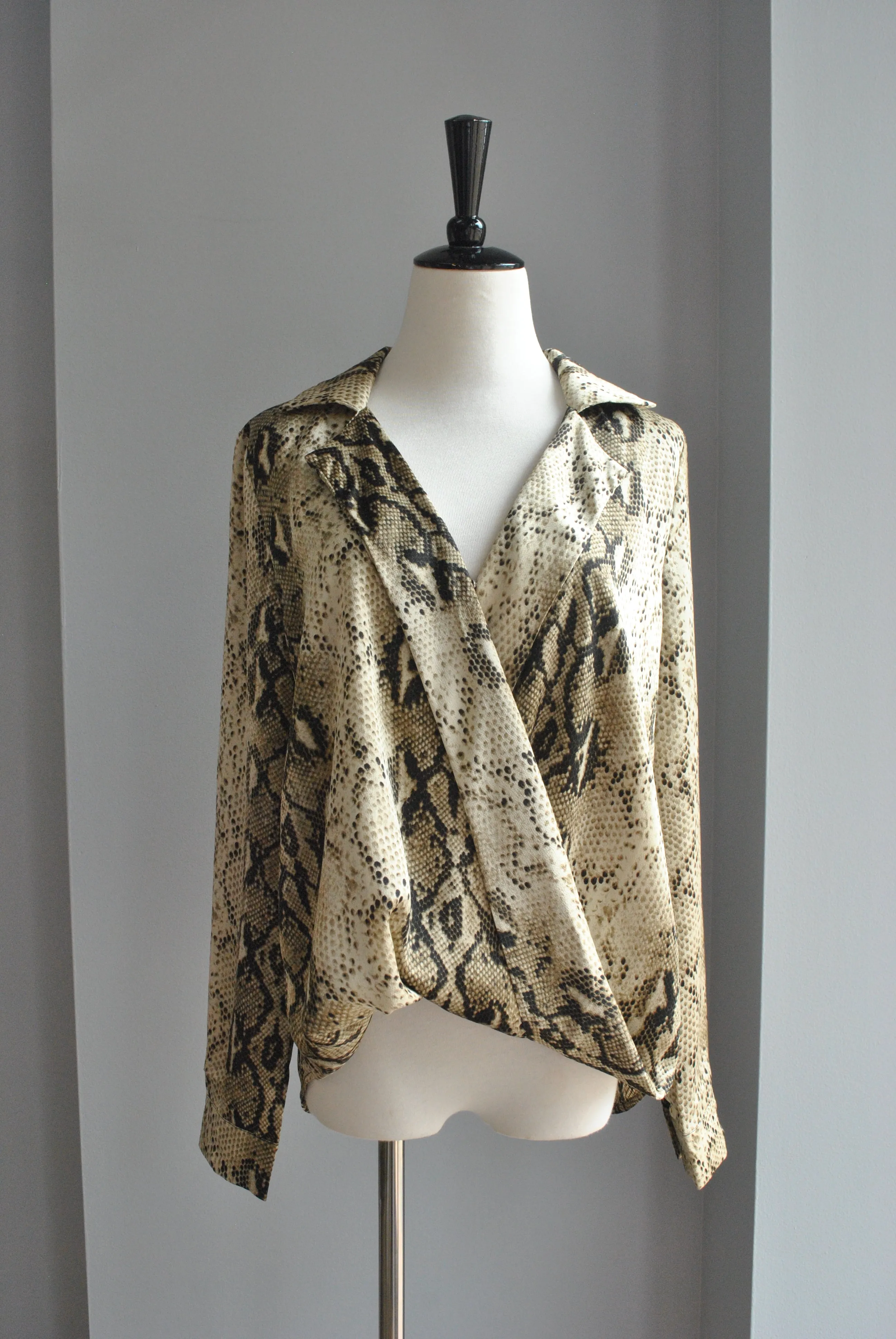 SILKY SNAKE PRINT LONG SLEEVE TOP