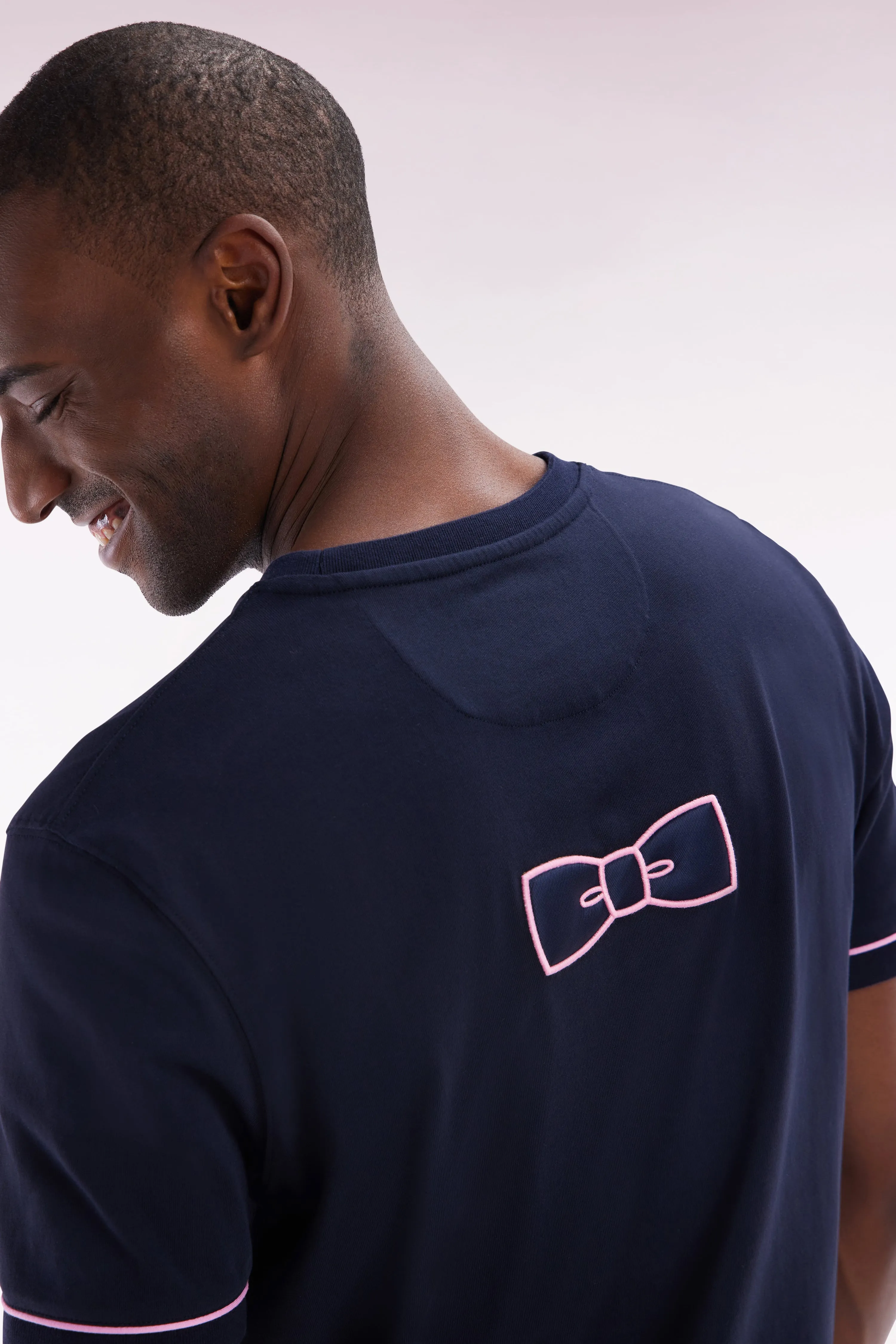 T-shirt en coton marine broderie et badge nœud papillon coupe droite